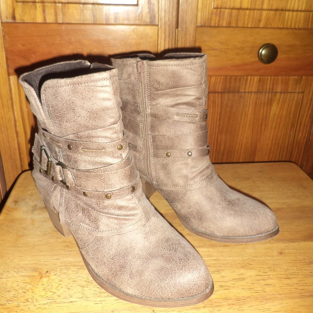SO Brand Pine sand color Boots Women's Size 8.5